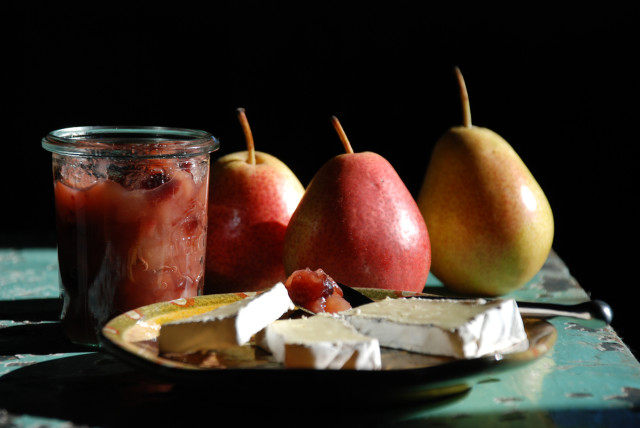 pear-ginger-chutney-with-cheese-tiny-farmhouse