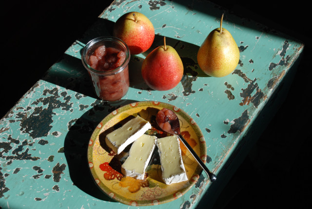 pear-ginger-chutney-with-pears-and-cheese-tiny-farmhouse