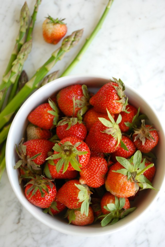 This Week in the Garden mid-June strawberries | tiny farmhouse