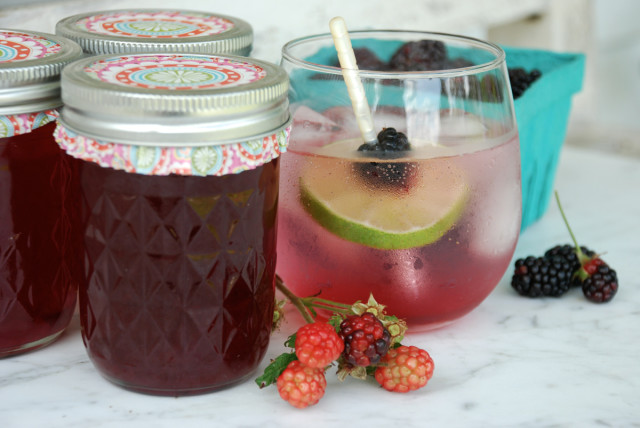 blackberry-simple-syrup 1 | tinyfarmhouse